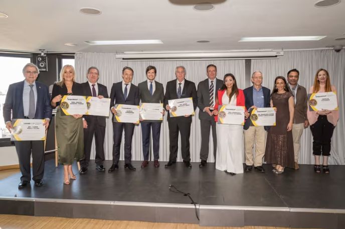 La Dra. Gracia Moreno con los premiados de la Lista 15 Mejores Médicos, Científicos y Proyectos de Investigación Biomédica 2026 de la revista Urban Beat